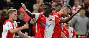 Slávisté se radují z branky Youssouphy Mbodjiho Slávisté se radují z branky Youssouphy Mbodjiho