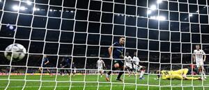 Lautaro Martínez střílí třetí branku Interu Lautaro Martínez střílí třetí branku Interu