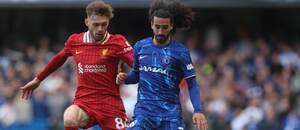 Conor Bradley (vlevo) a Marc Cucurella během květnového utkání Chelsea vs. Liverpool Conor Bradley (vlevo) a Marc Cucurella během květnového utkání Chelsea vs. Liverpool