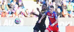 Patrick Kpozo z Baníku Ostrava a Amar Memić z Viktorie Plzeň Patrick Kpozo z Baníku Ostrava a Amar Memić z Viktorie Plzeň